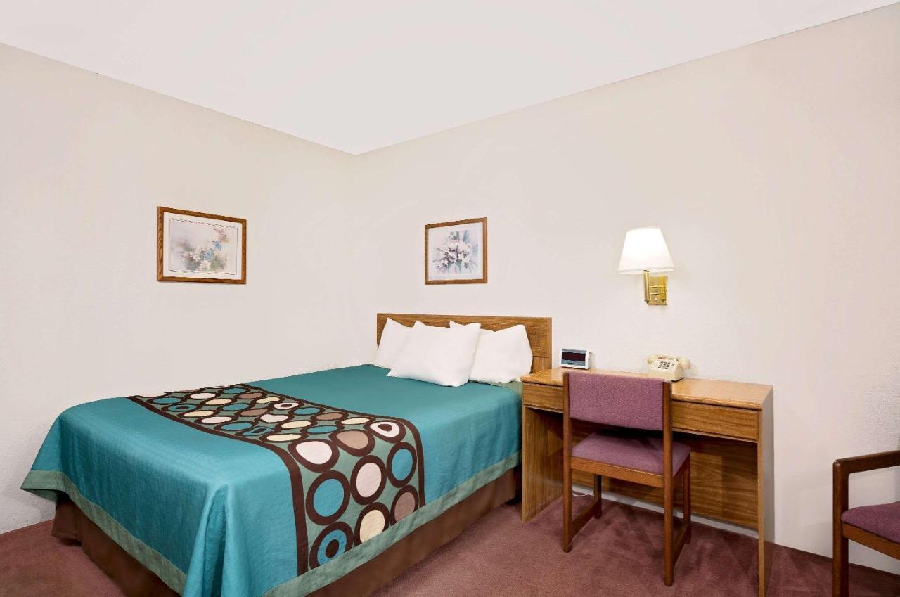 Super 8 By Wyndham Long Prairie Motel Buitenkant foto